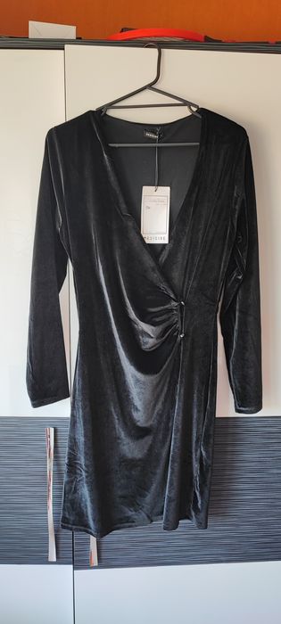 Czarna sukienka welurowa