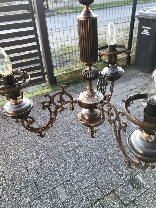 Stary mosiężny żyrandol zdobiony trójramienny