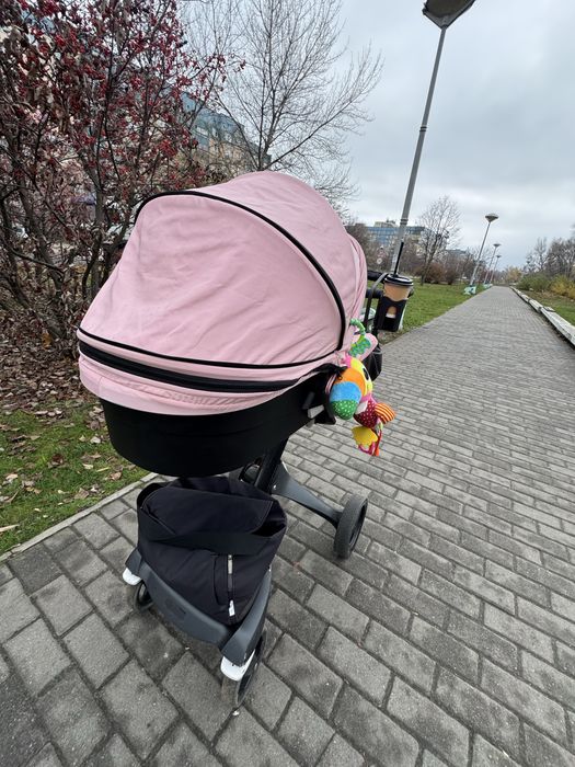 Коляска Stokke Xplory V5 3 в одном в двух цветах черный и розовый