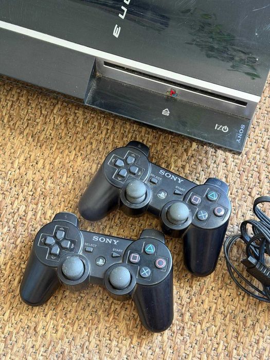 Vendo PlayStation 3 Fat (modelo com 2 portas USB), em excelente estado e a funcionar perfeitamente.