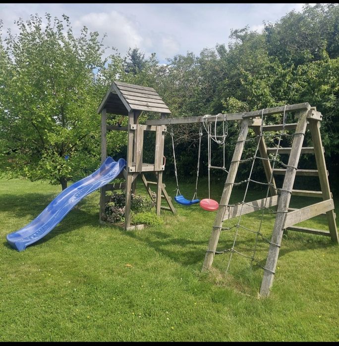 Plac zabaw drewniany i trampolina