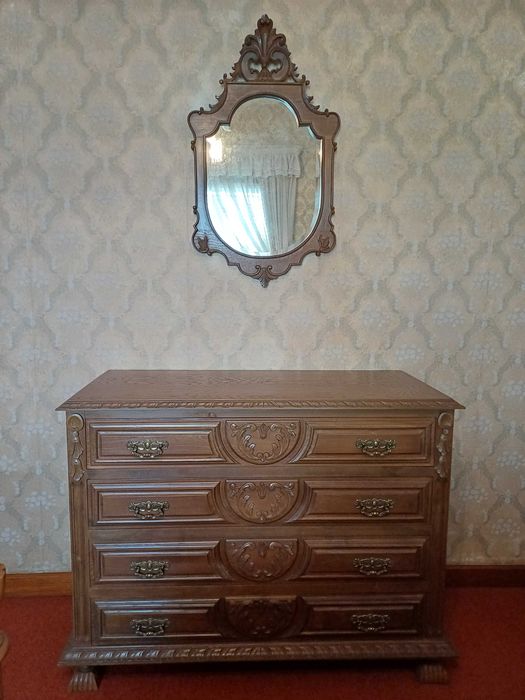 Quarto completo estilo clássico em nogueira. Excelente estado.