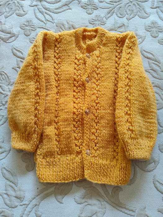 Casaco de malha feito à mão para bebé