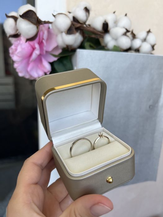 Коробка для весільних обручок. Шкатулка для обручки. Футляр під кільце