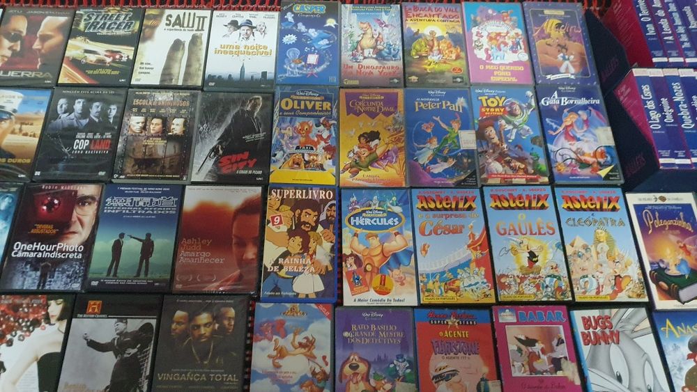 Lote de DVDs e VHS antigas
