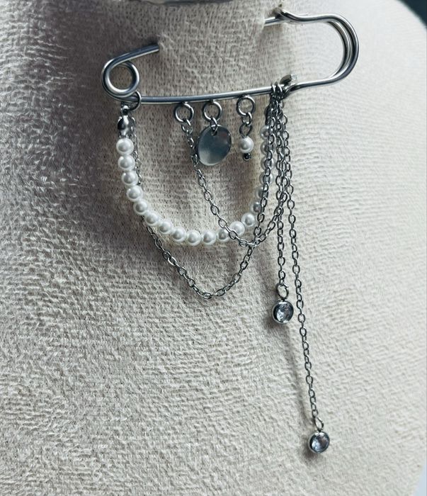 Сучасна брошка.