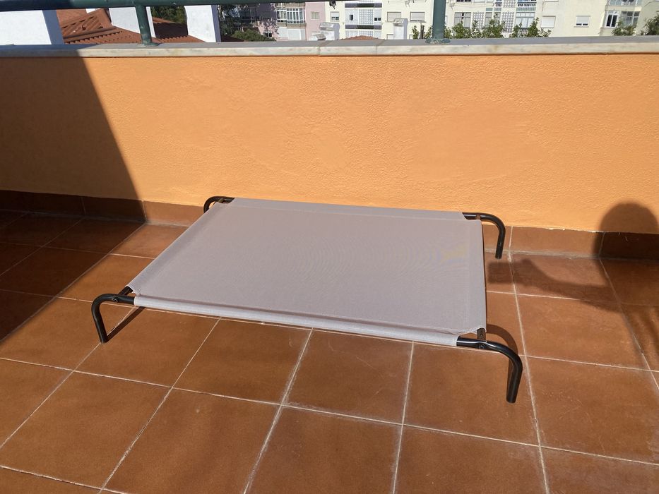 Cama elevada para cão (114 x 76 x 15 cm) — rede respirável