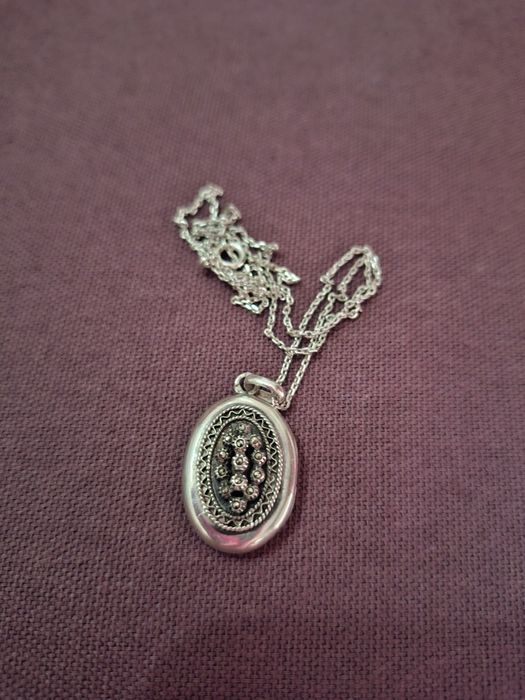 Colar com medalhão antigo