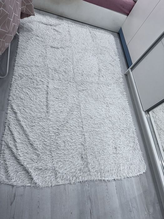 Dywan duzy bialy  /mata biale nitki