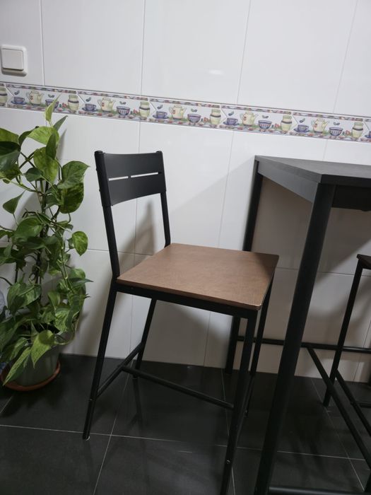 Mesa e cadeiras altas