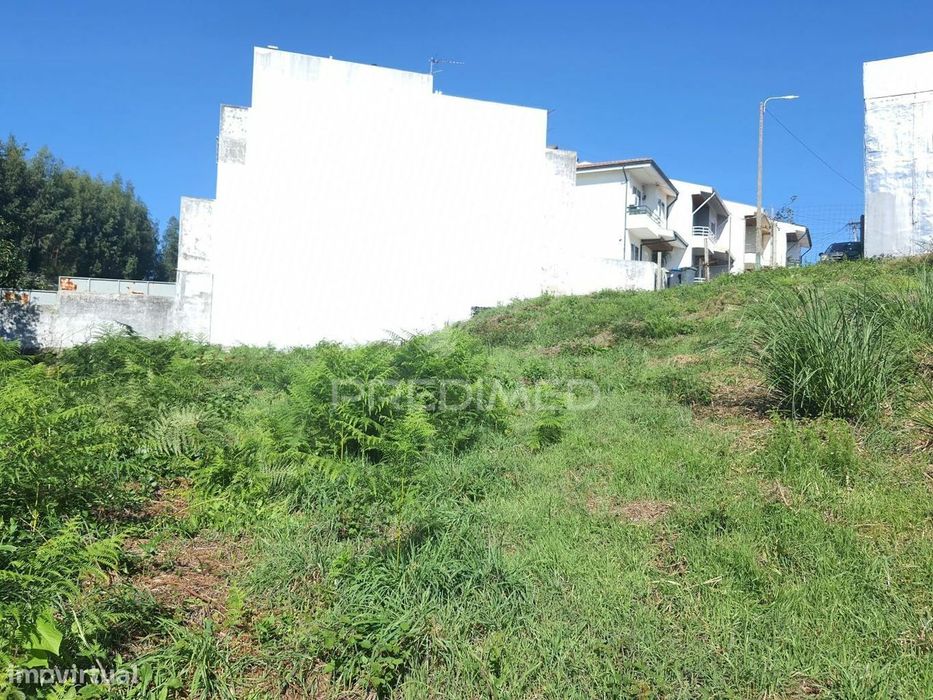 Terreno p/construção de Moradia com 3 frentes em Milheirós, Maia