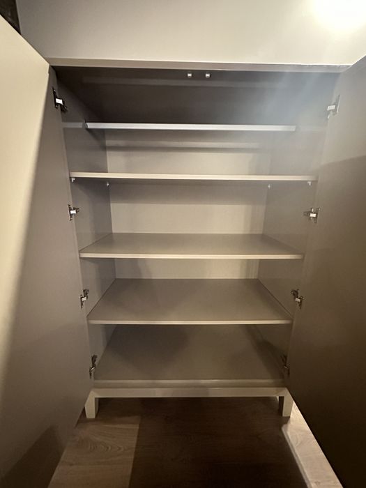 Armário decorativo em madeira com portas espelhadas