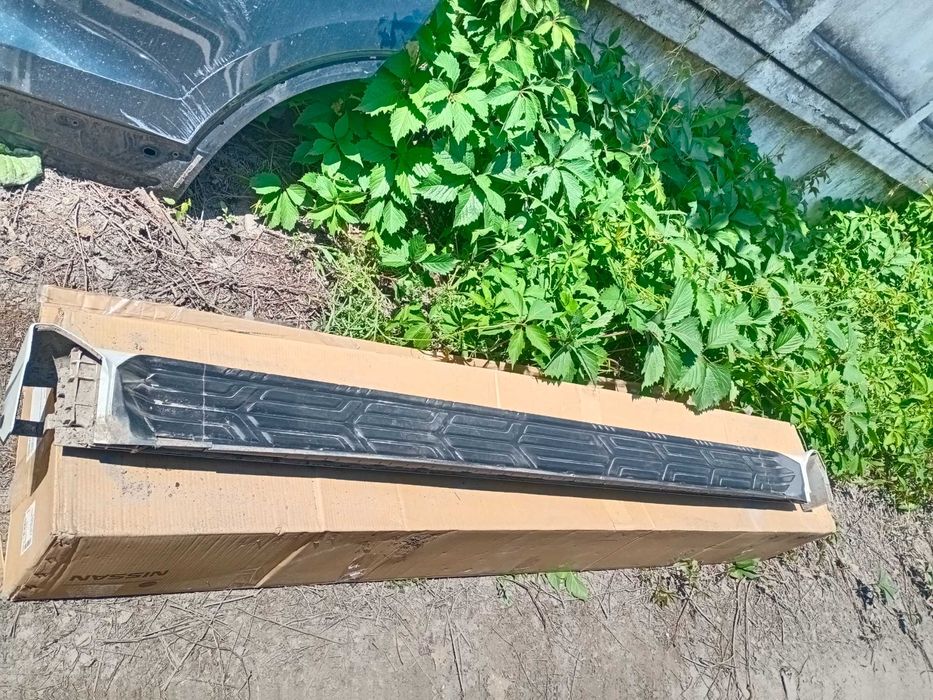 Левая подножка порог Infiniti QX56/QX80 Nissan Patrol/Armada Y62