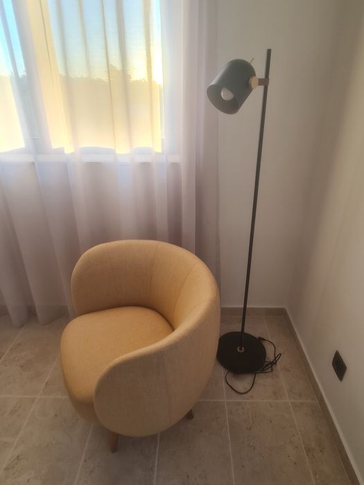 Candeeiro de Pé Schuller Adame (Preto/Ouro) – Design Moderno