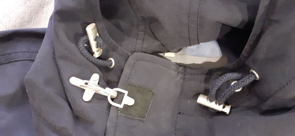 Kurtka przeciwdeszczowa Armani Jeans.