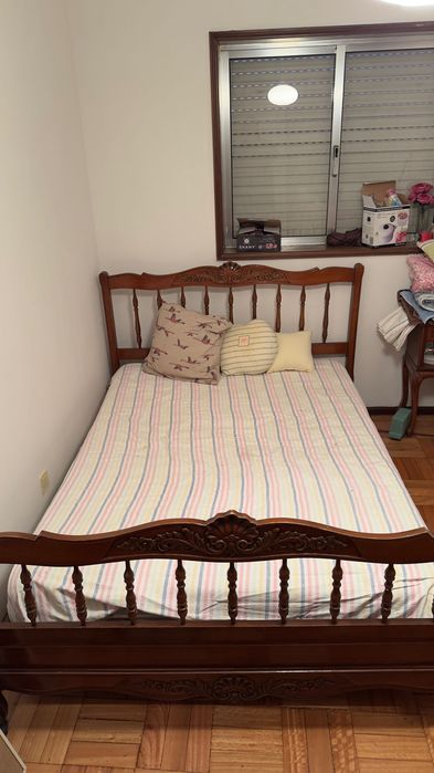 Cama e mesinhas de cabeceira