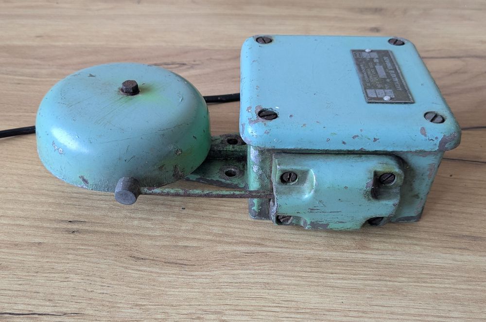 Zabytkowy działający dzwonek elektryczny 1975 PRL