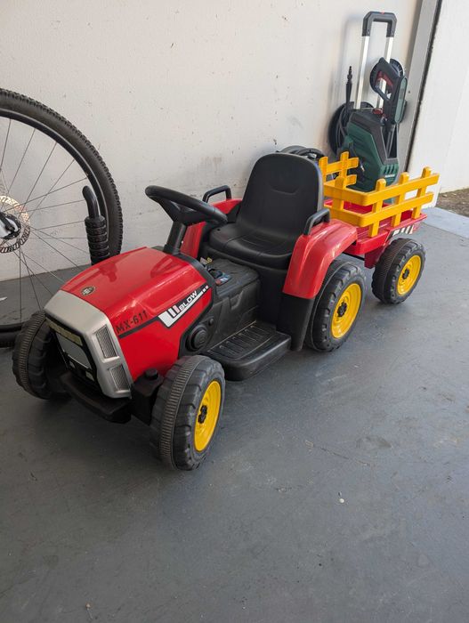 Trator com Reboque (Elétrico) 3 - 6 anos