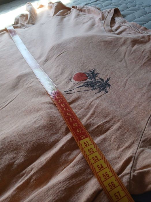 T shirt cor salmão com palmeira e pôr do sol