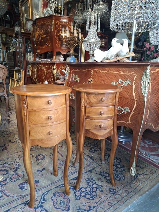 Pares de mesas de apoio ou cabeceira