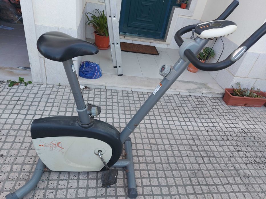 Bicicleta estática de ginástica, cinzenta e preta