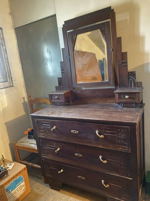 Cómoda Antiga em Madeira com Espelho – Estilo Clássico