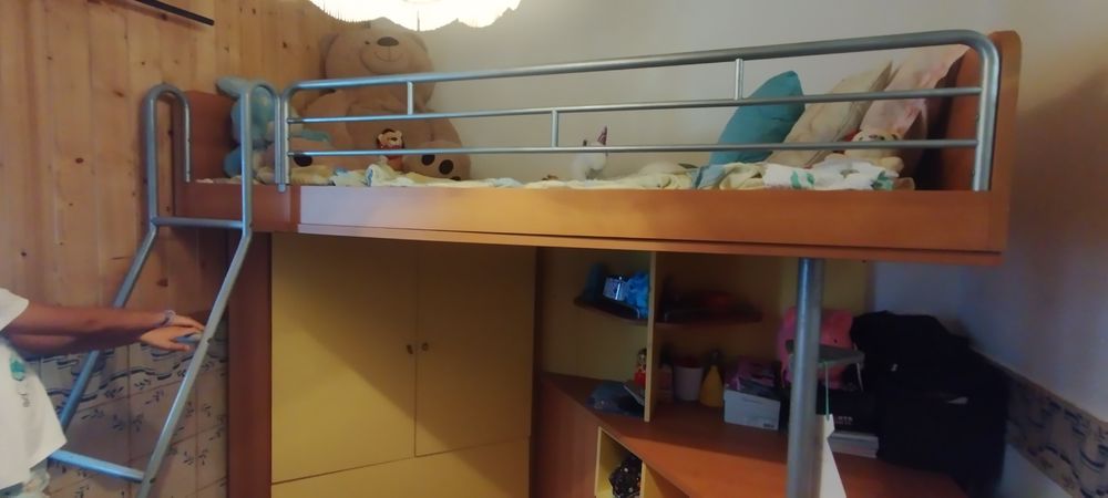 Beliche com colchão, secretária e roupeiro