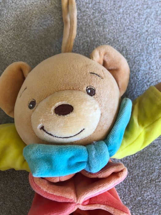 Boneco de pendurar com musica Kaloo - urso com acordião