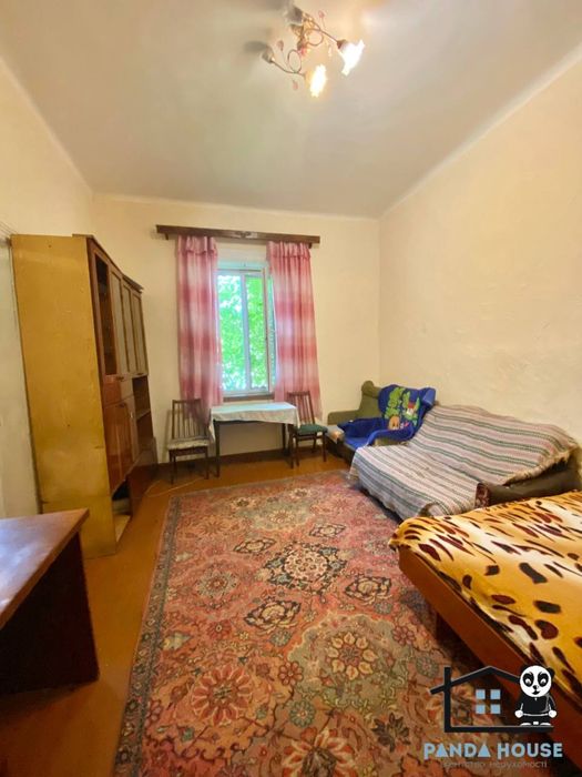 Продається квартира барачного типу в самому центрі міста.