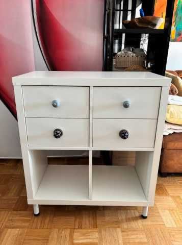 Regał IKEA KALLAX, biały, z 4 szufladami i regulowanymi nóżkami.
