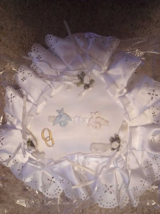 Ślubny gadżet poduszka na obrączki