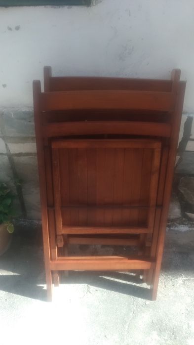 Mesa dobrável com duas cadeiras  dobráveis