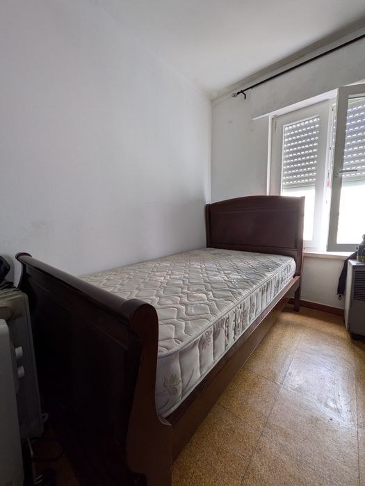 Cama, Mesa de Cabeceira e Secretária em Mogno