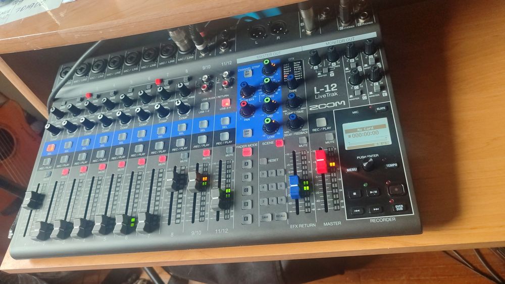 Vendo mesa digital e interface zoom L12