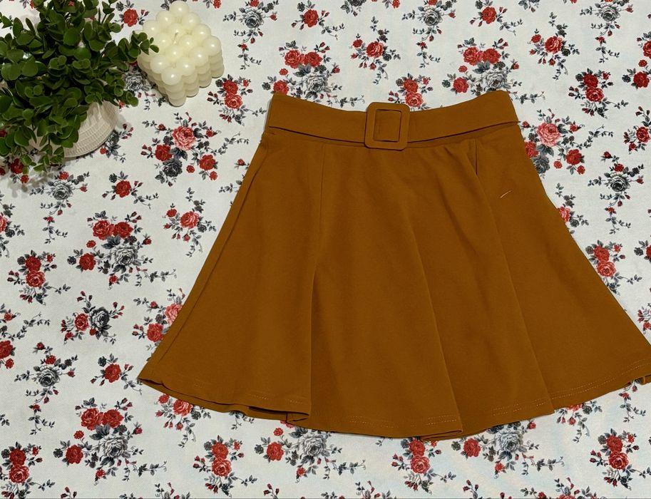 Stylowa brązowa spódniczka z paskiem
