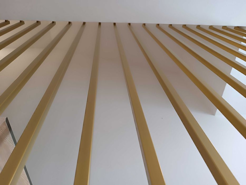 Balustrada pionowa typu lamele, harfa, złota, czarna, stalowe profile