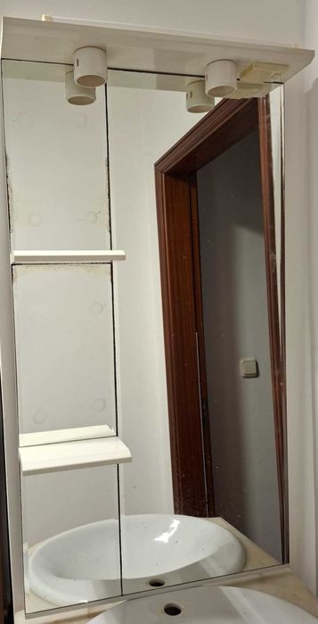 Espelho c/iluminação e c/tomada eléctrica (está como novo)