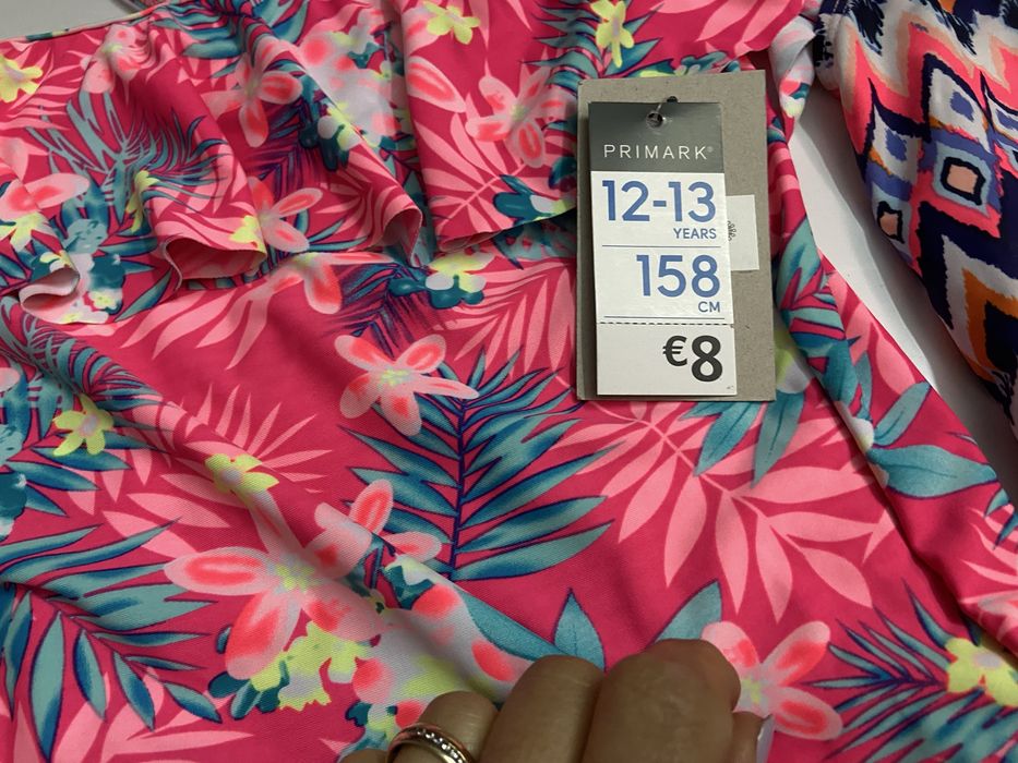 Tres fatos de banho e dois vestidos de praia