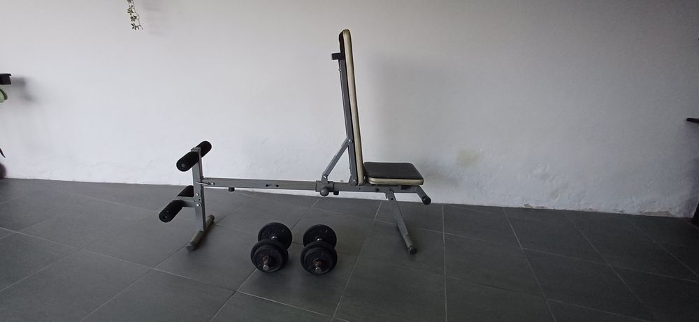 Banco musculação e halteres