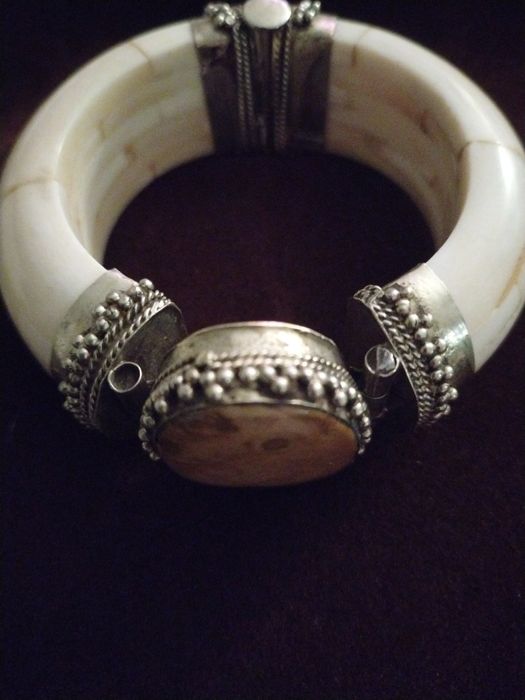 Bransoleta z kości z kamieniem