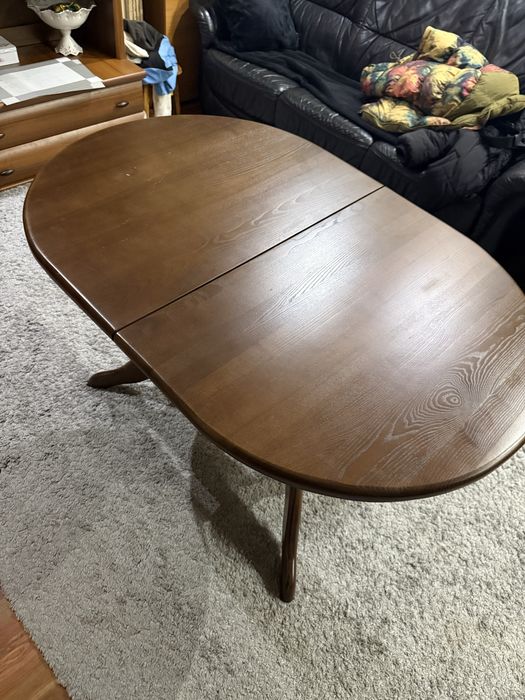 Стіл зі стільцями