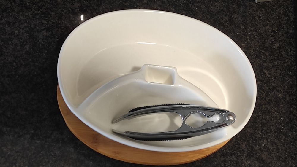 Quebra Nozes Metálico, Taça em Porcelana, Base em Bambú