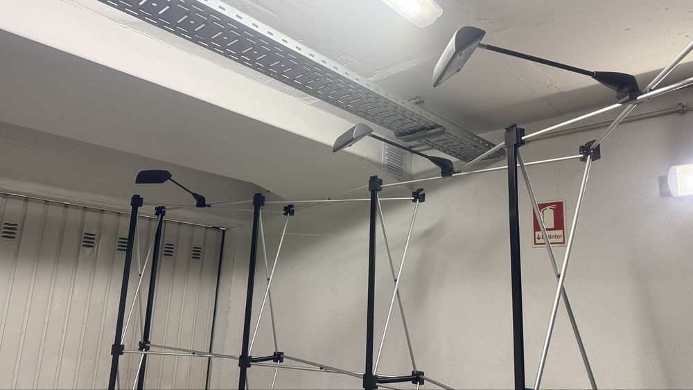 Expositor Pop Up Curvo 2,5x2,5m + 2 Roll Ups + Iluminação – Como Novo