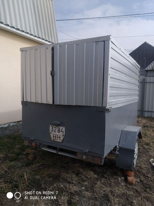 Причеп в дуже хорошому стані посилені ресори  газоносні.