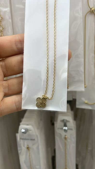 Naszyjnik z koniczynką w kolorze złotym