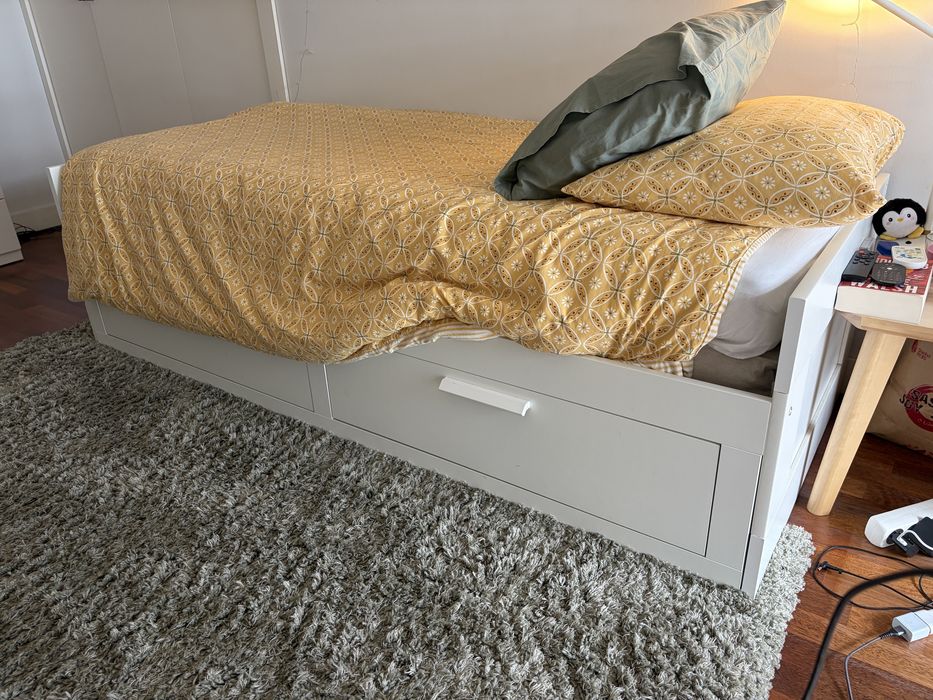 Cama Solteiro dupla IKEA Brimnes com 2 colchões vannareid