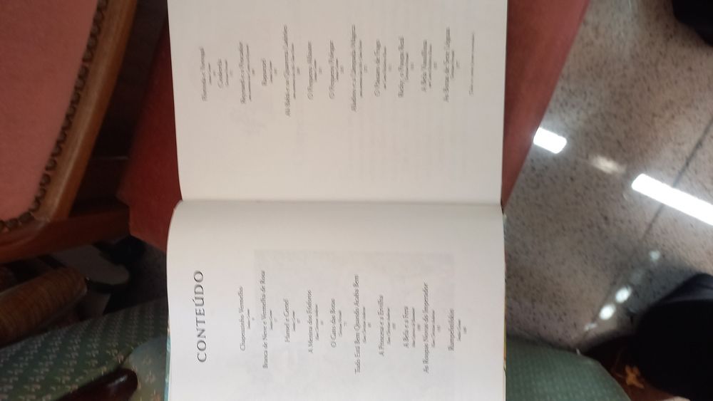 Livro de contos infantis.