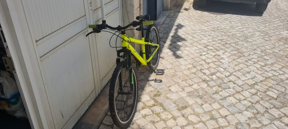 Bicicleta amarela aro 24