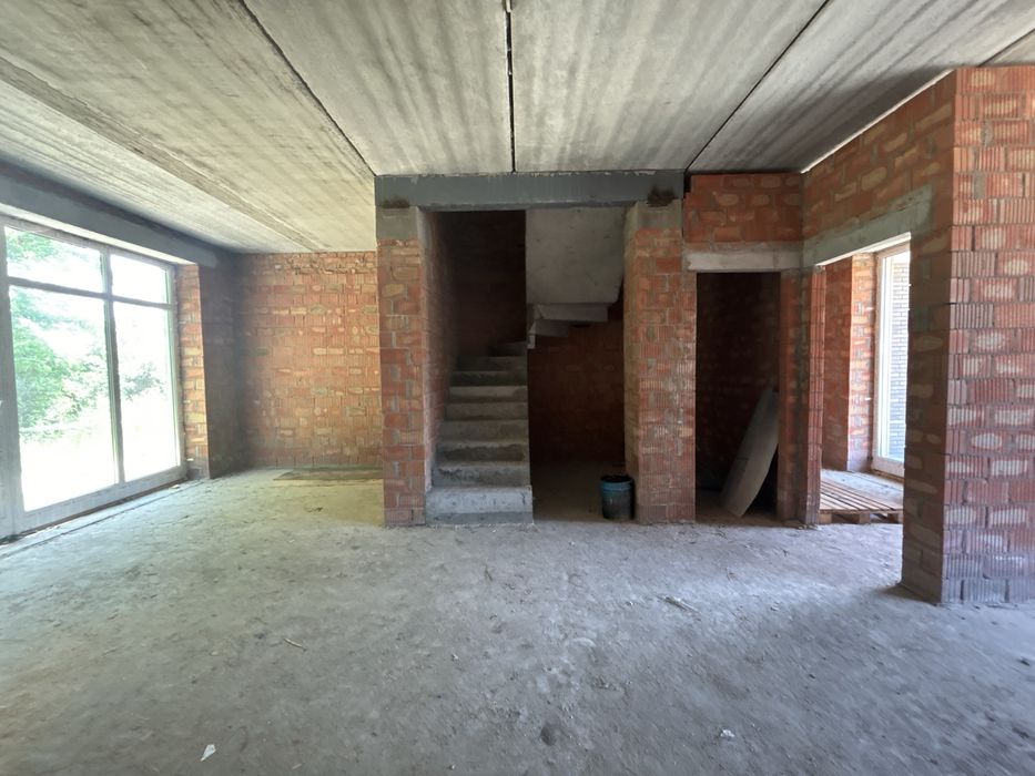 Просторий і стильний будинок у сучасному котеджному містечку