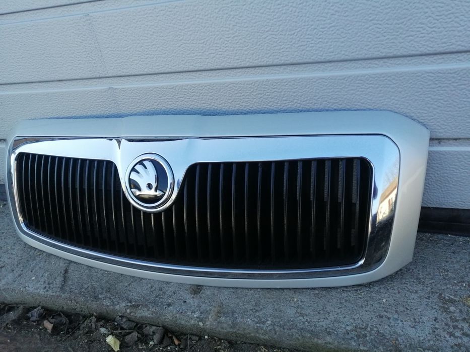 Grill Skoda Superb 1 kod 9102 srebrny